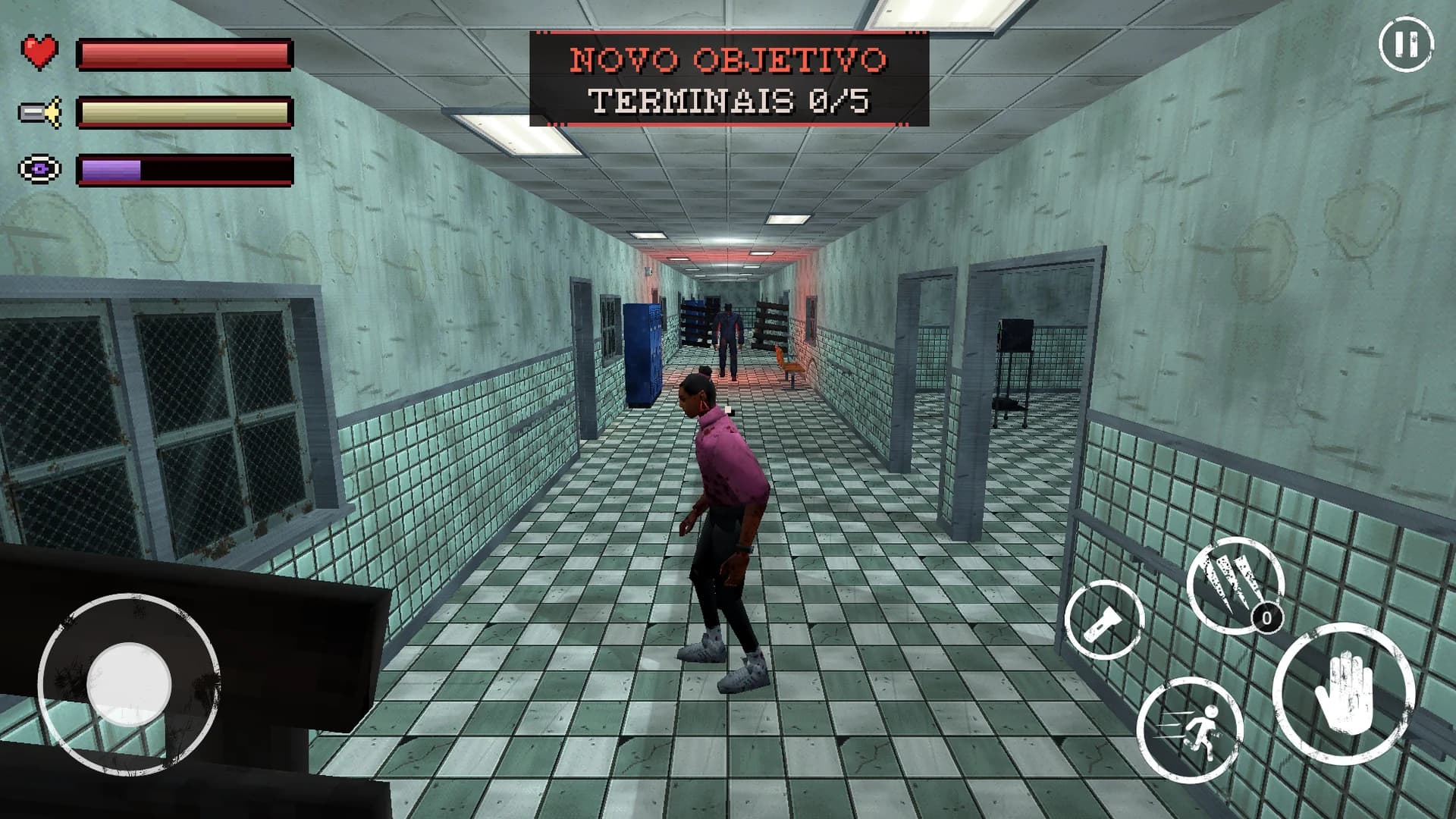 Corredor do hospital com portas de quartos, uma sobrevivente e um assassino ao fundo.